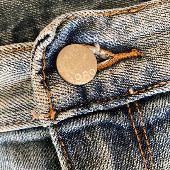 NWOT •GAP Sexy Boyfriend Distressed Denim Classic Jean Shorts • Mid Rise • HP🎉 - Picture 7 of 16